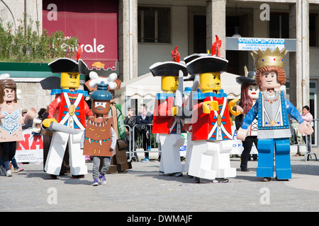 San Giovanni in Persiceto, Bologna, Italien-März 9, 2014:people, verkleidet als Zeichen von Lego feiern Karneval in einem sonnigen da Stockfoto