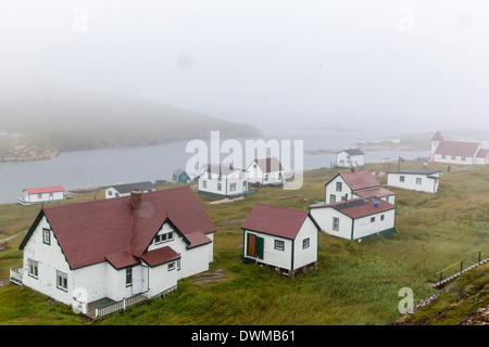 Nebel rollt über das kleine erhalten Angeln Schlacht Hafen, Labrador, Kanada, Nordamerika Stockfoto