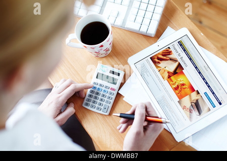 Frau, die Verwaltung der Finanzen Stockfoto