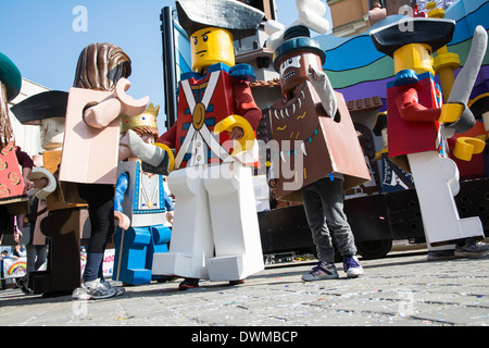 San Giovanni in Persiceto, Bologna, Italien-März 9, 2014:people, verkleidet als Zeichen von Lego feiern Karneval in einem sonnigen da Stockfoto