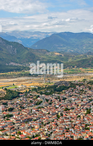 Luftaufnahme der Stadt Kalambaka von Meteora-Felsen in Griechenland Stockfoto