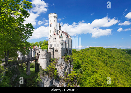 Schloss Lichtenstein im Frühjahr, Schwäbische Alb, Baden-Württemberg, Deutschland, Europa Stockfoto