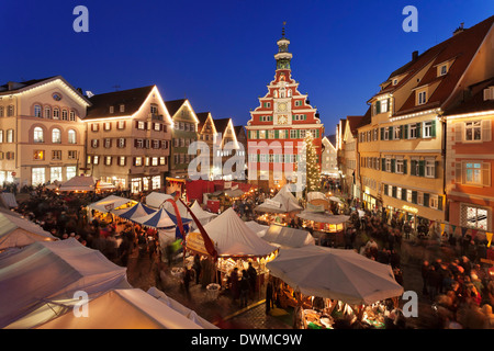 Weihnachtsmarkt auf dem Marktplatz vor dem alten Rathaus, Esslingen, Baden-Württemberg, Deutschland, Europa Stockfoto