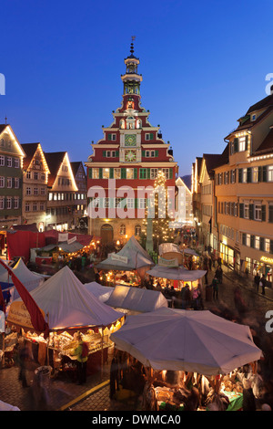 Weihnachtsmarkt auf dem Marktplatz vor dem alten Rathaus, Esslingen, Baden-Württemberg, Deutschland, Europa Stockfoto