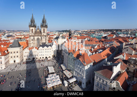 Blick über den Altstädter Ring (Staromestske Namesti) mit Teynkirche und Straßencafés, Prag, Tschechische Republik, Europa Stockfoto