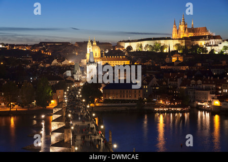 Blick über die Moldau, die Karlsbrücke und das Budaer Burgviertel, der UNESCO, Prag, Tschechische Republik Stockfoto