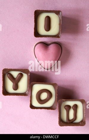 Thorntons ich liebe Sie einzelne Pralinen auf rosa Hintergrund isoliert - ideal für Valentinstag, Valentinstag Stockfoto