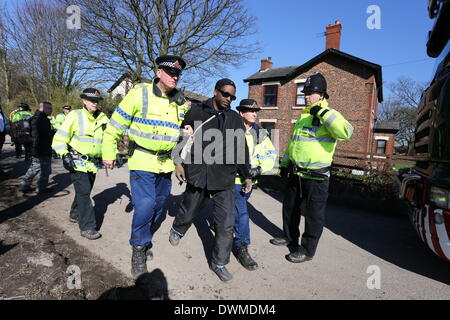 Salford, UK. 11. März 2014. Ein Demonstrant wird verhaftet, als LKW ankommen. Anti-Fracking Demonstranten wurden einen Aufschub der Hinrichtung des Gerichts Beschwerde erteilt. Anti-Fracking Demonstranten wurden bestellt, Barton-Moos-Protest-Camp zu verlassen, nachdem Grundbesitzer Peel Holdings Besitz des Lagers Manchesters zivile Justiz gefordert. Die gerichtliche Anordnung sagte, dass Demonstranten vor 12:00 am Dienstag, 11. März 2014 die Site verlassen müssen. Bildnachweis: Christopher Middleton/Alamy Live-Nachrichten Stockfoto