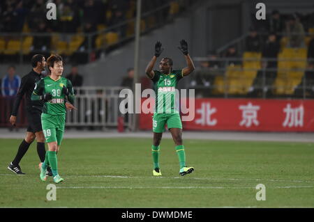 Peking, China. 11. März 2014. Maduabuchi Peter Ukata (R) von Beijing Guoan Gesten während der AFC Champions League 2014 Gruppe F Fußball Spiel gegen FC Seoul in Peking, Hauptstadt von China, am 11. März 2014. Das Spiel endete mit einem 1: 1-Unentschieden. Bildnachweis: Li Ming/Xinhua/Alamy Live-Nachrichten Stockfoto