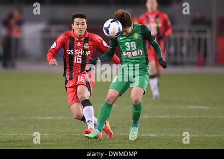 Peking, China. 11. März 2014. Piao Cheng (R) von Beijing Guoan leitet den Ball während der AFC Champions League 2014 Gruppe F-Fußballspiel gegen FC Seoul in Peking, Hauptstadt von China, am 11. März 2014. Das Spiel endete mit einem 1: 1-Unentschieden. Bildnachweis: Guo Yong/Xinhua/Alamy Live-Nachrichten Stockfoto