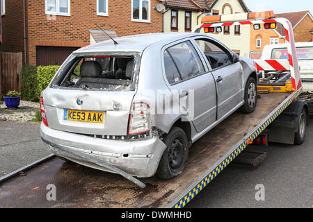 Heybridge, Essex, England. 11. März 2014. Ein Auto ist mit einem Haus verursacht schwere Schäden am Gebäude und verletzte eine weiblichen Autofahrer kollidierte. Heybridge, Essex, 11. März 2014 Credit: Matt Flügel/Alamy Live-Nachrichten Stockfoto