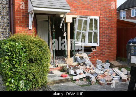 Heybridge, Essex, England. 11. März 2014. Ein Auto ist mit einem Haus verursacht schwere Schäden am Gebäude und verletzte eine weiblichen Autofahrer kollidierte. Heybridge, Essex, 11. März 2014 Credit: Matt Flügel/Alamy Live-Nachrichten Stockfoto