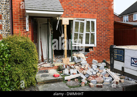 Heybridge, Essex, England. 11. März 2014. Ein Auto ist mit einem Haus verursacht schwere Schäden am Gebäude und verletzte eine weiblichen Autofahrer kollidierte. Heybridge, Essex, 11. März 2014 Credit: Matt Flügel/Alamy Live-Nachrichten Stockfoto