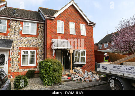 Heybridge, Essex, England. 11. März 2014. Ein Auto ist mit einem Haus verursacht schwere Schäden am Gebäude und verletzte eine weiblichen Autofahrer kollidierte. Heybridge, Essex, 11. März 2014 Credit: Matt Flügel/Alamy Live-Nachrichten Stockfoto