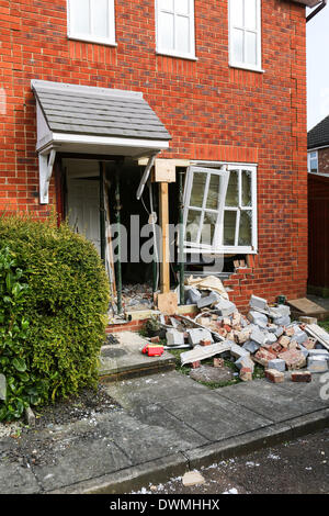 Heybridge, Essex, England. 11. März 2014. Ein Auto ist mit einem Haus verursacht schwere Schäden am Gebäude und verletzte eine weiblichen Autofahrer kollidierte. Heybridge, Essex, 11. März 2014 Credit: Matt Flügel/Alamy Live-Nachrichten Stockfoto