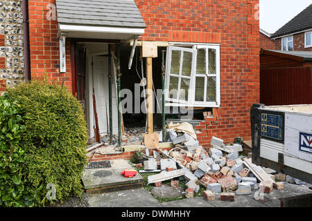 Heybridge, Essex, England. 11. März 2014. Ein Auto ist mit einem Haus verursacht schwere Schäden am Gebäude und verletzte eine weiblichen Autofahrer kollidierte. Heybridge, Essex, 11. März 2014 Credit: Matt Flügel/Alamy Live-Nachrichten Stockfoto