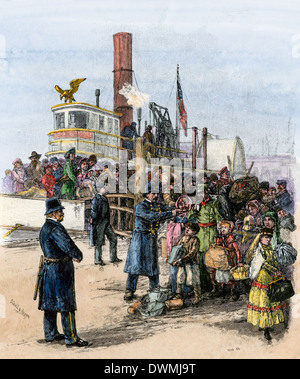 Einwanderer Landung am Schlossgarten in den Hafen von New York, 1880. Hand - farbige Holzschnitt Stockfoto