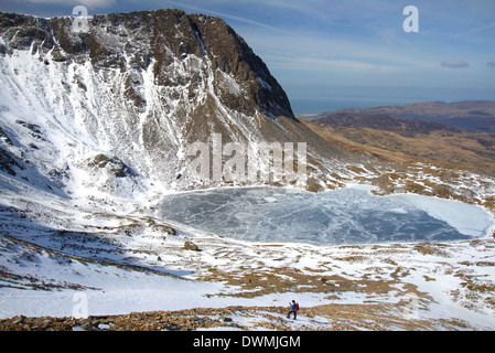 Die gefrorenen Llyn Y Gadair unter Gipfel des Cyfrwy, 811m, in der Nähe von Cadair Idris, Snowdonia-Nationalpark, Wales, Vereinigtes Königreich, Europa Stockfoto