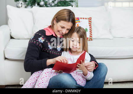 Mutter und Tochter mit Buchstaben Stockfoto
