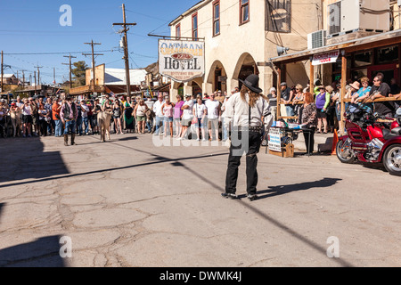 Oatman; Arizona; USA; Amerika, Old Cowboy und Bergbau-Stadt an der Route 66 Pistole weiterkämpfen Hauptstraße High noon Stockfoto