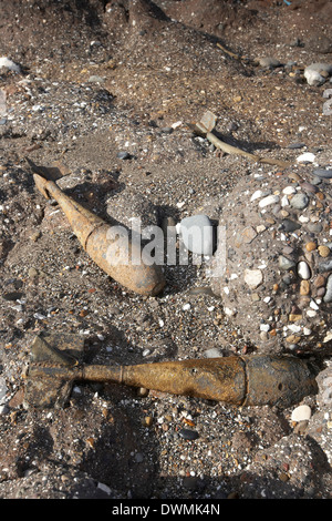 Nicht detonierte Bombe Munition, die von Küstenerosion ausgesetzt auf mappleton Beach in der Nähe von Hornsea East Yorkshire, Großbritannien Stockfoto