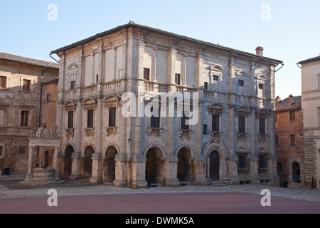 Palazzo Nobili Tarugi und gut in die Piazza Grande, Montepulciano, Toskana, Italien. Stockfoto