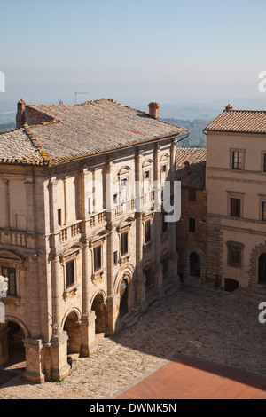 Blick auf den Palazzo Tarugi Nobili in der Piazza Grande, Montepulciano, Toskana, Italien. Stockfoto