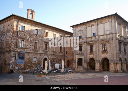 Palazzo Tarugi Nobili in der Piazza Grande, Montepulciano, Toskana, Italien. Stockfoto