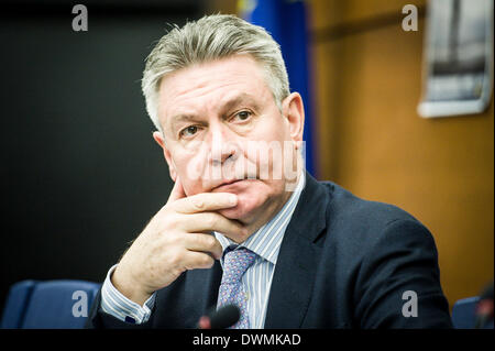 Straßburg, Bxl, Frankreich. 11. März 2014. Karel DE GUCHT, EU-Kommissar für Handel gibt die Erklärung an die Presse auf einseitiger handelspolitischer Maßnahmen zugunsten der Ukraine am Sitz der Europäischen Parlament in Straßburg, Frankreich am 11.03.2014 Credit: Wiktor Dabkowski/ZUMAPRESS.com/Alamy Live News Stockfoto