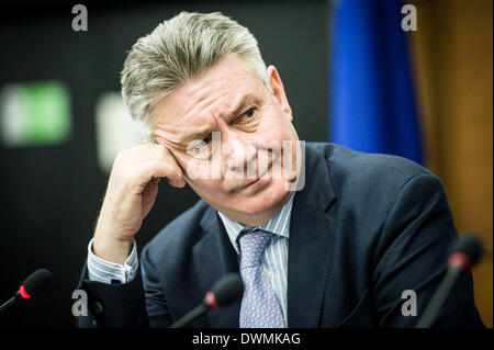 Straßburg, Bxl, Frankreich. 11. März 2014. Karel DE GUCHT, EU-Kommissar für Handel gibt die Erklärung an die Presse auf einseitiger handelspolitischer Maßnahmen zugunsten der Ukraine am Sitz der Europäischen Parlament in Straßburg, Frankreich am 11.03.2014 Credit: Wiktor Dabkowski/ZUMAPRESS.com/Alamy Live News Stockfoto