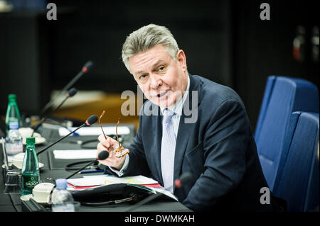 Straßburg, Bxl, Frankreich. 11. März 2014. Karel DE GUCHT, EU-Kommissar für Handel gibt die Erklärung an die Presse auf einseitiger handelspolitischer Maßnahmen zugunsten der Ukraine am Sitz der Europäischen Parlament in Straßburg, Frankreich am 11.03.2014 Credit: Wiktor Dabkowski/ZUMAPRESS.com/Alamy Live News Stockfoto