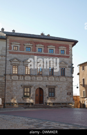 Der Palazzo Contucci auf der Piazza Grande, Montepulciano, Toskana, Italien. Stockfoto