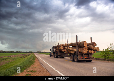 Mississippi in das Herz eines Gewitters mit einer extremen Tornado Watch, Vereinigte Staaten von Amerika fahren anmelden LKW Stockfoto