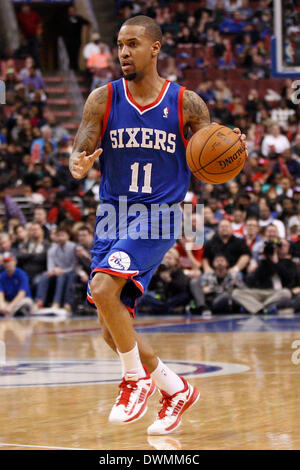 8. März 2014: Philadelphia 76ers Point guard Eric Maynor (11) in Aktion während der NBA-Spiel zwischen den Utah Jazz und die Philadelphia 76ers im Wells Fargo Center in Philadelphia, Pennsylvania. Die Jazz gewann 104-92. (Christopher Szagola/Cal Sport Media) Stockfoto