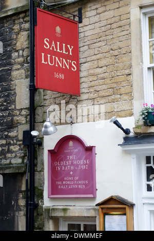 Die Schilder vor den Teestuben von Sally Lunns. Historisches Restaurant & Museum. Das älteste Haus in Bath, North Parade Passage, Bath, Somerset, England, Großbritannien Stockfoto