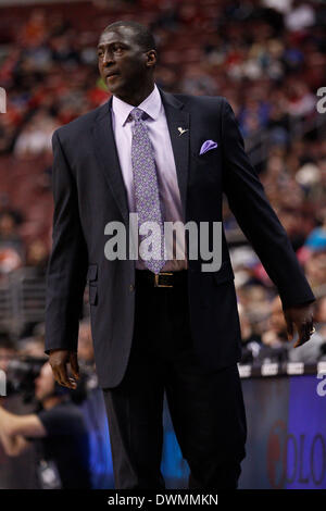 8. März 2014: Utah Jazz Trainer Tyrone Corbin blickt auf während der NBA-Spiel zwischen den Utah Jazz und die Philadelphia 76ers im Wells Fargo Center in Philadelphia, Pennsylvania. Die Jazz gewann 104-92. (Christopher Szagola/Cal Sport Media) Stockfoto