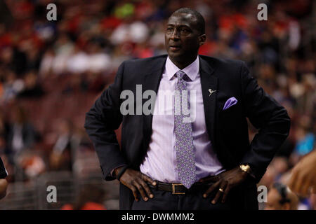 8. März 2014: Utah Jazz Trainer Tyrone Corbin blickt auf während der NBA-Spiel zwischen den Utah Jazz und die Philadelphia 76ers im Wells Fargo Center in Philadelphia, Pennsylvania. Die Jazz gewann 104-92. (Christopher Szagola/Cal Sport Media) Stockfoto