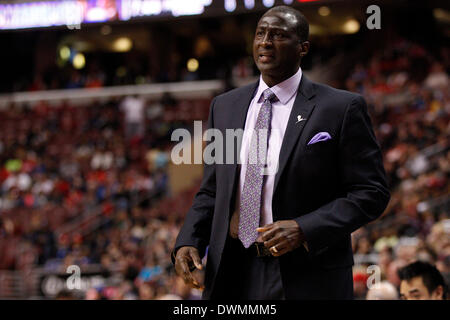 8. März 2014: Utah Jazz Trainer Tyrone Corbin blickt auf während der NBA-Spiel zwischen den Utah Jazz und die Philadelphia 76ers im Wells Fargo Center in Philadelphia, Pennsylvania. Die Jazz gewann 104-92. (Christopher Szagola/Cal Sport Media) Stockfoto