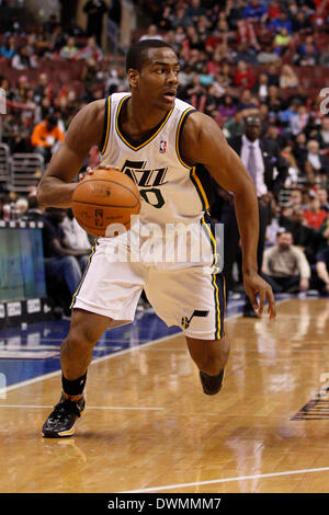 8. März 2014: Utah Jazz Point guard Alec Burks (10) in Aktion während der NBA-Spiel zwischen den Utah Jazz und die Philadelphia 76ers im Wells Fargo Center in Philadelphia, Pennsylvania. Die Jazz gewann 104-92. (Christopher Szagola/Cal Sport Media) Stockfoto