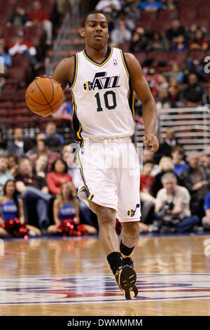 8. März 2014: Utah Jazz Point guard Alec Burks (10) in Aktion während der NBA-Spiel zwischen den Utah Jazz und die Philadelphia 76ers im Wells Fargo Center in Philadelphia, Pennsylvania. Die Jazz gewann 104-92. (Christopher Szagola/Cal Sport Media) Stockfoto