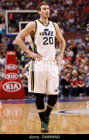 8. März 2014: Utah Jazz shooting Guard Gordon Hayward (20) blickt auf während der NBA-Spiel zwischen den Utah Jazz und die Philadelphia 76ers im Wells Fargo Center in Philadelphia, Pennsylvania. Die Jazz gewann 104-92. (Christopher Szagola/Cal Sport Media) Stockfoto