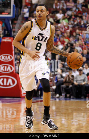 8. März 2014: Utah Jazz Point guard Diante Garrett (8) in Aktion während der NBA-Spiel zwischen den Utah Jazz und die Philadelphia 76ers im Wells Fargo Center in Philadelphia, Pennsylvania. Die Jazz gewann 104-92. (Christopher Szagola/Cal Sport Media) Stockfoto