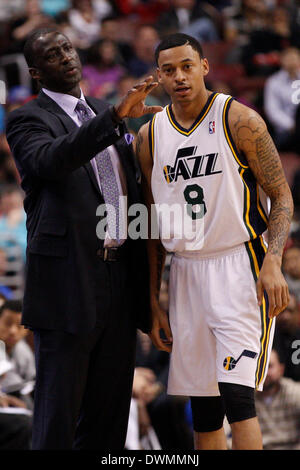 8. März 2014: Utah Jazz Trainer Tyrone Corbin blickt auf mit Point Guard Diante Garrett (8) während der NBA-Spiel zwischen den Utah Jazz und die Philadelphia 76ers im Wells Fargo Center in Philadelphia, Pennsylvania. Die Jazz gewann 104-92. (Christopher Szagola/Cal Sport Media) Stockfoto