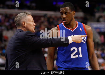 8. März 2014: Philadelphia 76ers head Coach Brett Brown spricht Dinge über mit macht nach vorn Thaddeus Young (21) während der NBA-Spiel zwischen den Utah Jazz und die Philadelphia 76ers im Wells Fargo Center in Philadelphia, Pennsylvania. Die Jazz gewann 104-92. (Christopher Szagola/Cal Sport Media) Stockfoto