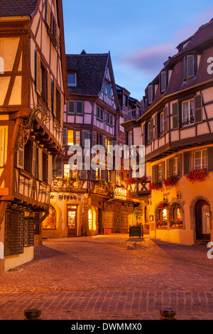 Dämmerung Straßenszene in Colmar, Elsass, Frankreich Stockfoto