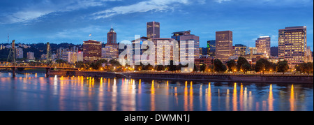 Dämmerung über den Willametter River und Portland Oregon, USA Stockfoto