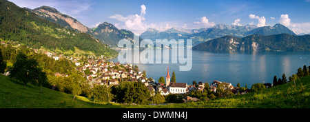 Herrliche Sicht über den Vierwaldstättersee und die Stadt von Weggis in den Schweizer Alpen, Schweiz Stockfoto