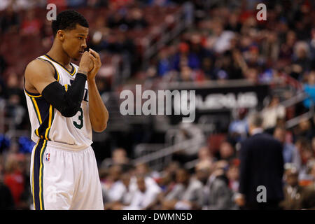 8. März 2014: Utah Jazz point Guard sieht Trey Burke (3) während der NBA-Spiel zwischen den Utah Jazz und die Philadelphia 76ers im Wells Fargo Center in Philadelphia, Pennsylvania, auf. Die Jazz gewann 104-92. (Christopher Szagola/Cal Sport Media) Stockfoto