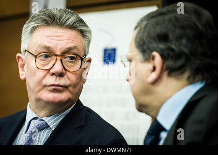 Straßburg, Frankreich. 11. März 2014. Barroso, der Präsident der European Commission (R) hört, als Karel DE GUCHT, EU-Kommissar für Handel gibt die Erklärung an die Presse auf einseitiger handelspolitischer Maßnahmen zugunsten der Ukraine am Europäischen Parlament Sitz in Straßburg, Frankreich am 11.03.2014 Credit: Dpa picture-Alliance/Alamy Live News Stockfoto