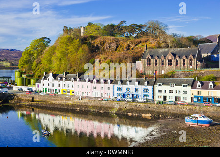 Multi-farbigen Häuser mit Reflexionen im Hafen von Portree Isle Of Skye, innere Hebriden, Highlands und Inseln, Schottland, UK Stockfoto